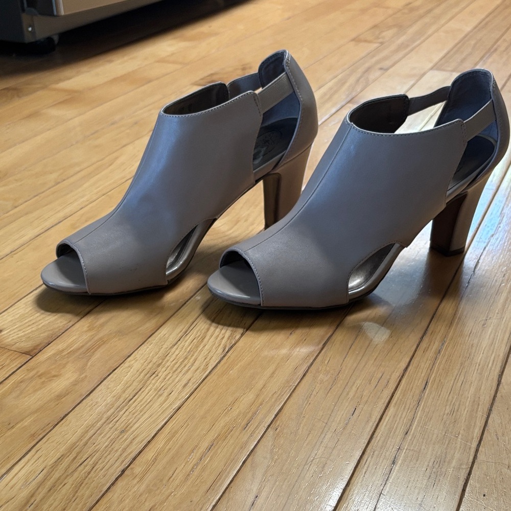 Life Stride beige/nude Peep-Toe Heels - Picture 2 of 6